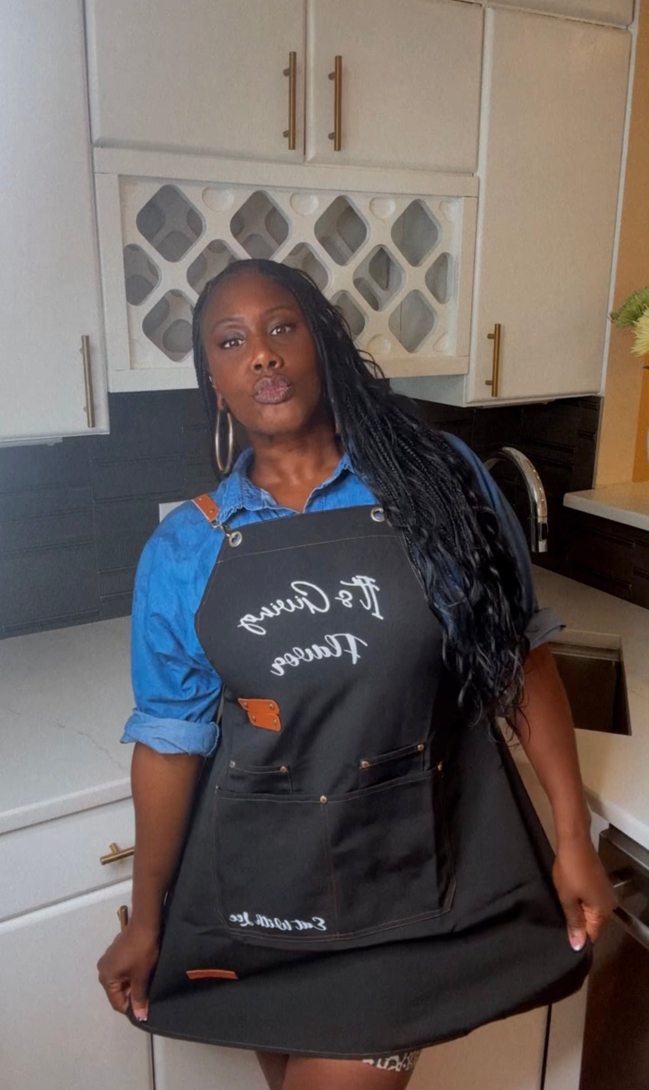 Black "It's Giving Flavor" Apron